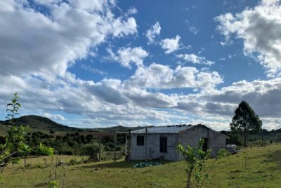 Campo de 39 h. a la VENTA- construccion a reciclar. ruta 13.