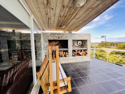 Vendo cómoda casa de 4 dormitorios en Primera linea.