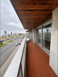 Espacioso apartamento de 4 dormitorios en venta en rambla de Punta Carretas 