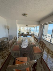 Alquiler anual, apartamento de 3 dorm. Piso alto con vista al mar 