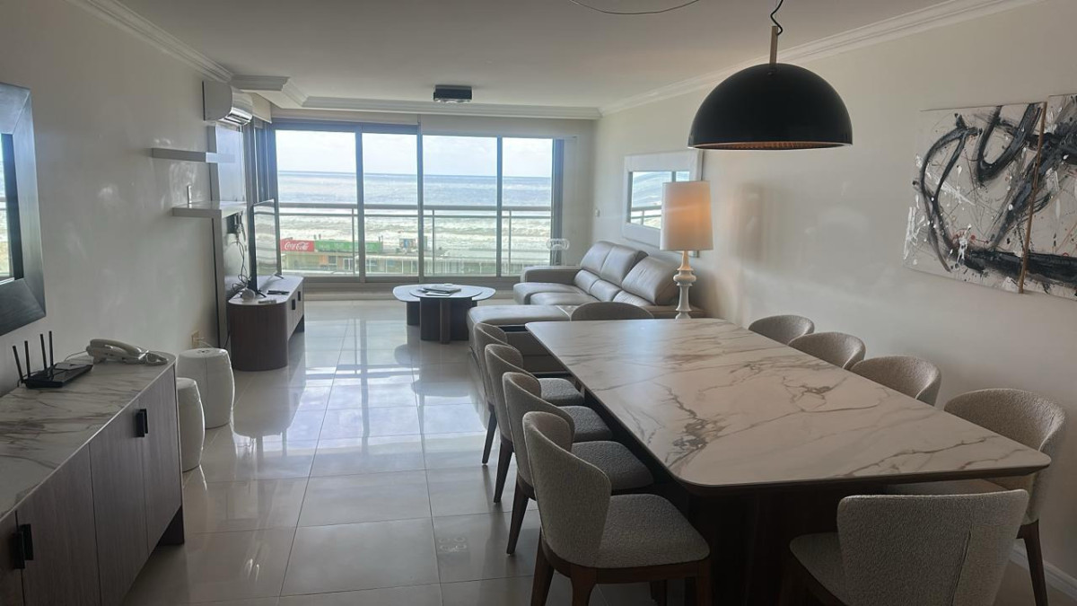 Apartamento con vista al mar con 3 dormitorios Punta del Este