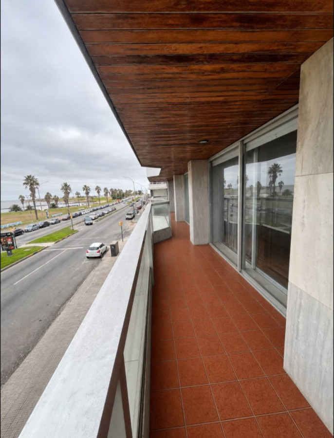 Espacioso apartamento de 4 dormitorios en venta en rambla de Punta Carretas 