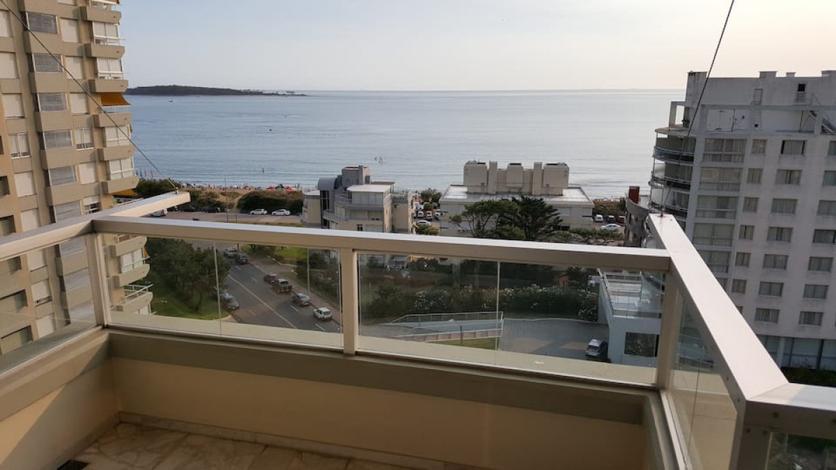 Apartamento con linda vista de 3 dormitorios en Punta del Este en venta