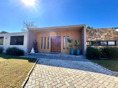 Confortable casa de 4 dormitorios en Punta del Este en alquiler
