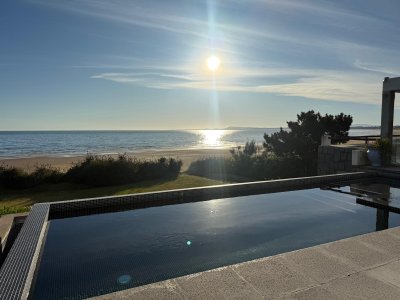 Espectacular casa en Solanas sobre la playa con piscina