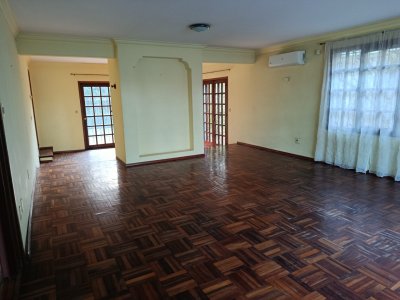 Muy linda casa en Carrasco con 4 dormitorios en venta