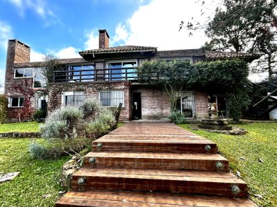 Importante casa de 4 dormitorios en Punta Ballena en venta 