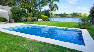 Casa sobre lago de Parque Miramar en venta 