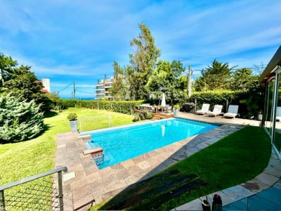 Espectacular casa a media cuadra del mar 