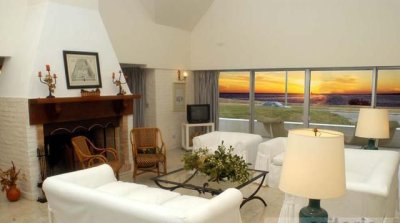 Espectacular casa en Pinares frente al mar