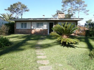 Muy linda casa en alquiler anual a 2 cuadras del mar