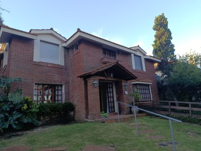 Muy linda casa en Carrasco con 4 dormitorios en venta