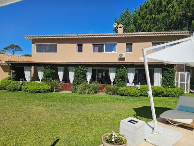 Hermosa casa de 5 dormitorios en La Arbolada Village alquiler y venta