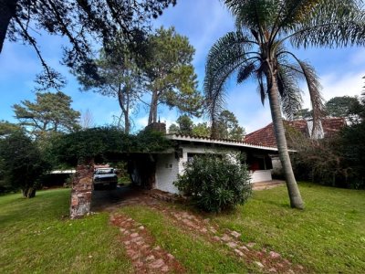 Chalet clásico en excelente ubicación en el Barrio Golf