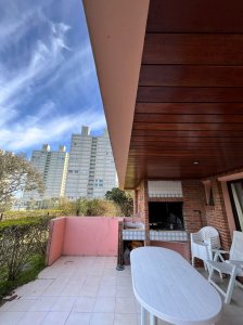 Mansa, apartamento de 3 dormitorios con estufa a leña y parrillero