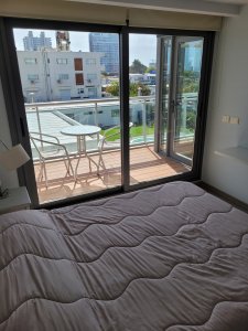 Un dormitorio y medio con vista a Playa Mansa