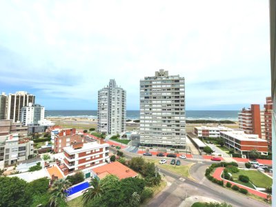 Un dormitorio con vista al mar a pasos de la playa