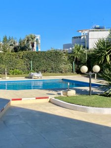Disfrutamos la terraza con parrillero.