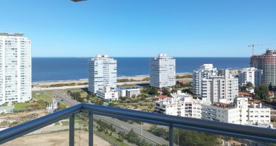 Dos dormitorios en suite con vista a Playa Brava en alquiler