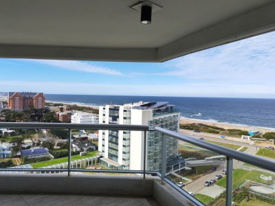 Tres dormitorios en Playa Brava en venta