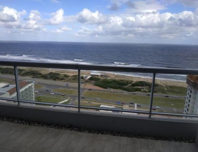 Dos dormitorios con vista a Playa Brava en alquiler