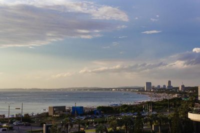 Amplios espacios con hermosa vista a Playa Mansa
