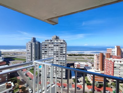 Disfruta la hermosa vista de Playa Brava