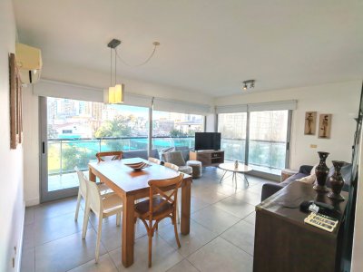 Dos dormitorios con dos baños a dos cuadras de Playa Mansa en venta