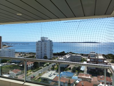 Apartamento en alquiler en Playa Mansa con parrillero propio