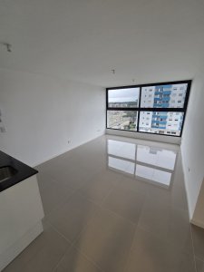 Un dormitorio con un baño a estrenar