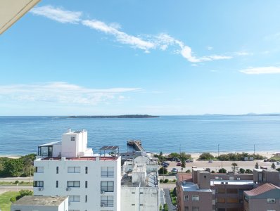 Luminosa con hermosa vista al mar