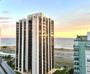 Un dormitorio con vista al mar en alquiler