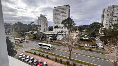 Un dormitorios amplio en zona comercial