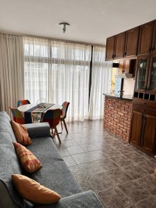 Dos dormitorios con un baño