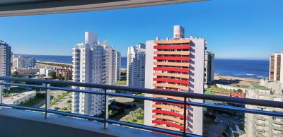 Amplio y luminoso apartamento con vista al mar en alquiler