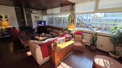 Casa con apartamento en venta.