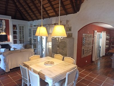 Hermosa casa con piscina y amplios ambientes