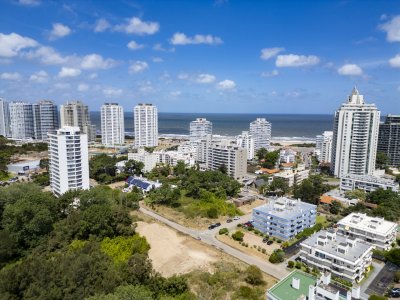 Lote a pocas cuadras del mar para edificacion en altura