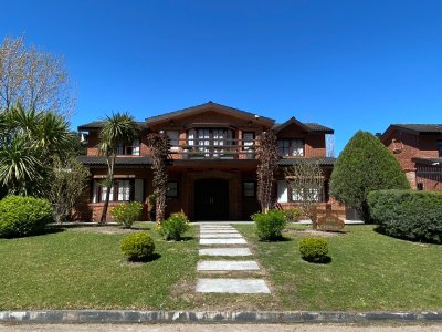 Casa ubicada en zona de paz y tranquilidad.