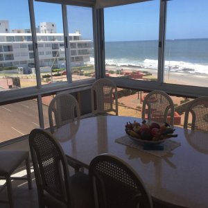 Venta de Departamento de 3 dormitorio 78 m2 + Terraza con parrillero propio último piso frente al mar Punta del Este C970