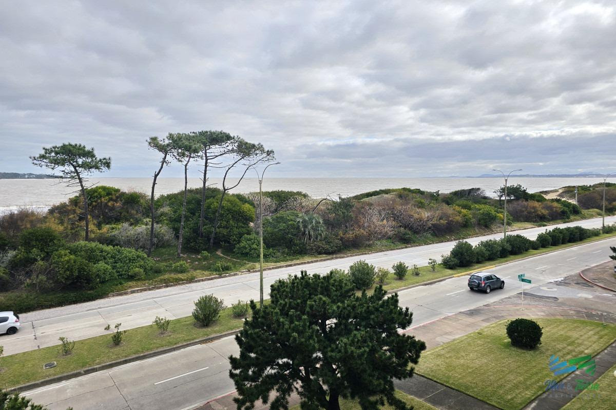 Imagen de Edificio de 3 dormitorios en Punta del Este primera línea Mansa