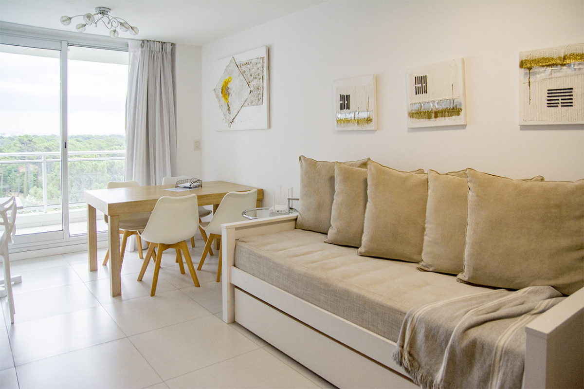 Imagen de Hermoso Apartamento de 1 Dorm sobre Av Roosevelt - Punta del Este