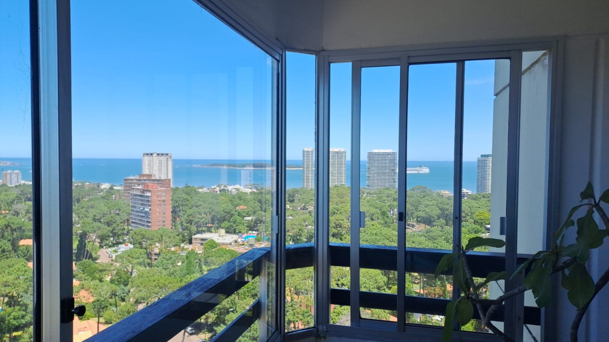 Imagen de Vende apartamento de 2 dormitorios más servicio en Punta del Este 