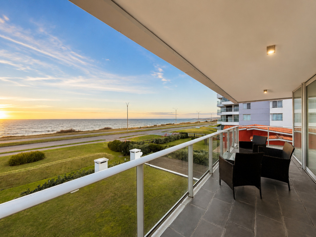 Imagen de Vende apartamento de dos dormitorios frente al Mar! 