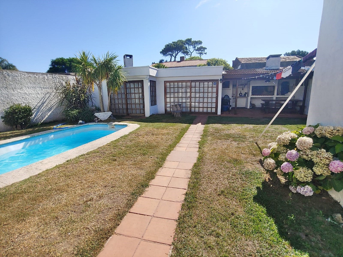 Imagen de En venta casa de 4 dormitorios con piscina y parrillero en Las Delicias, Maldonado
