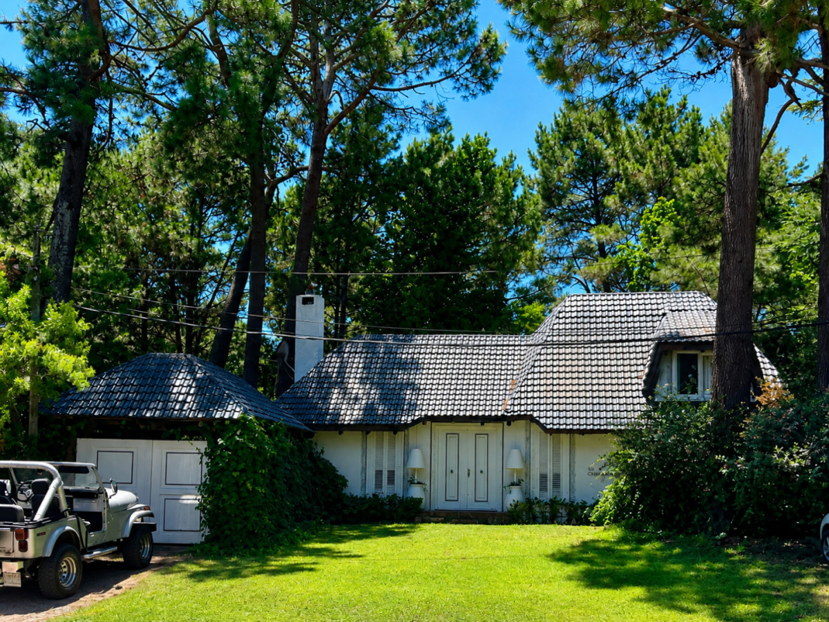 Imagen de Chalet de 4 dormitorios, piscina y parrillero en venta, Zona tranquila. Punta del Este.