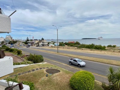 Vende apartamento frente al mar, Playa Mansa, 3 dormitorios en Punta del Este 