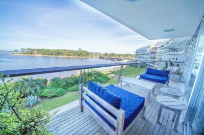 Vende Exclusivo apartamento de 4 dormitorios frente al mar en La Barra a solo  metros del mar