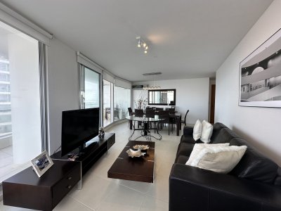 Vende apartamento de 3 dormitorios en Seasons Tower, Punta del Este