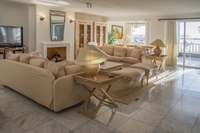 Apartamento en Peninsula en venta de 4 dormitorios frente al Puerto de Punta del Este. 